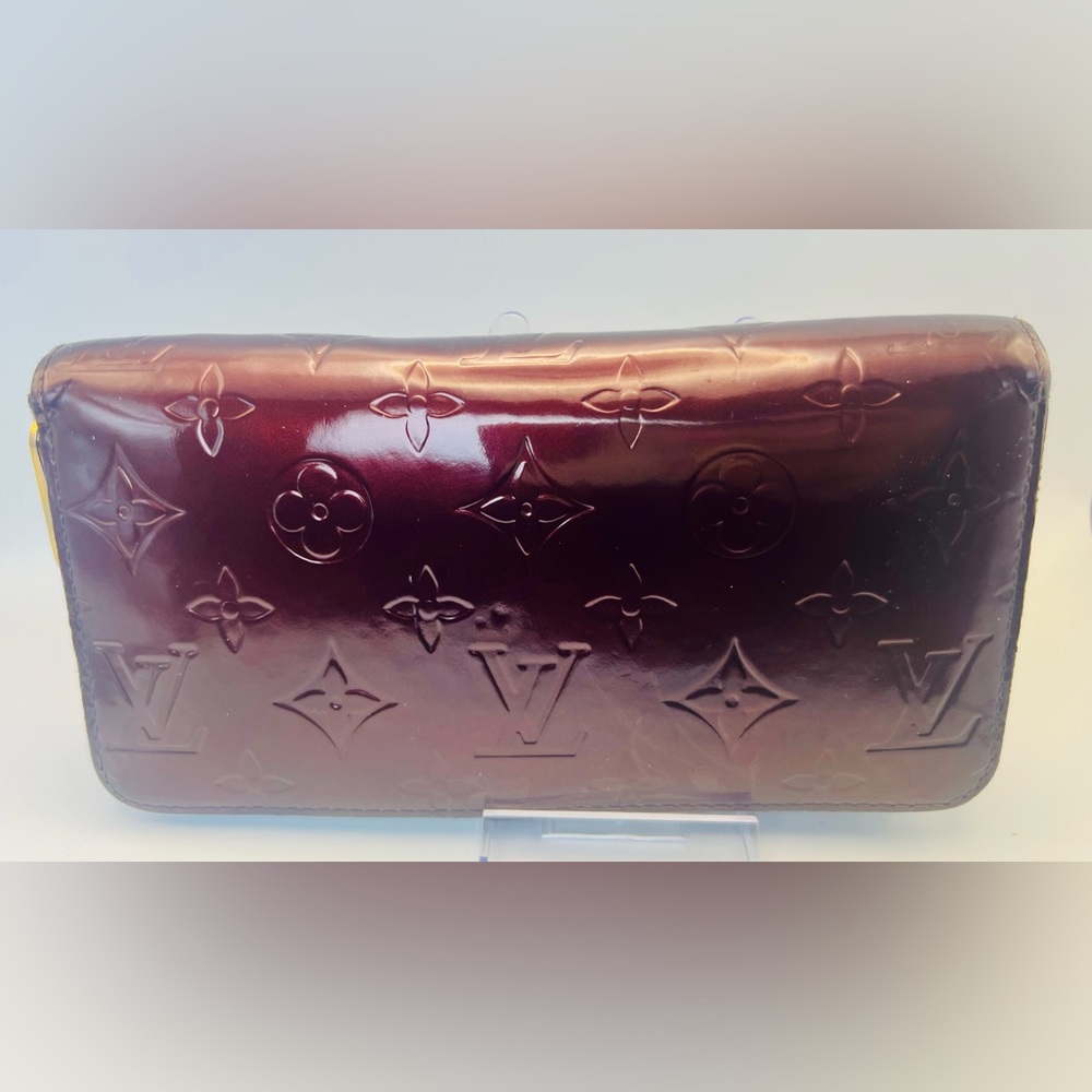 Louis Vuitton Zippy wallet in Amarante Vernis patent leather. GUC